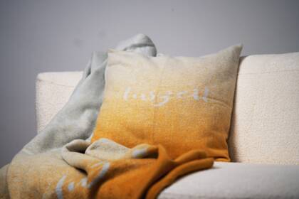 Auszeit Wohndecke Kissen Senfgelb small | Homepoet
